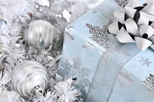 银色的圣诞饰品包装的礼品盒 — 图库照片