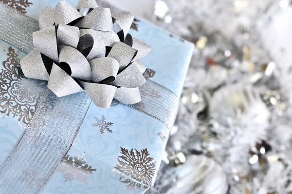 Загорнута Подарункова Коробка Срібними Різдвяними Прикрасами — стокове фото