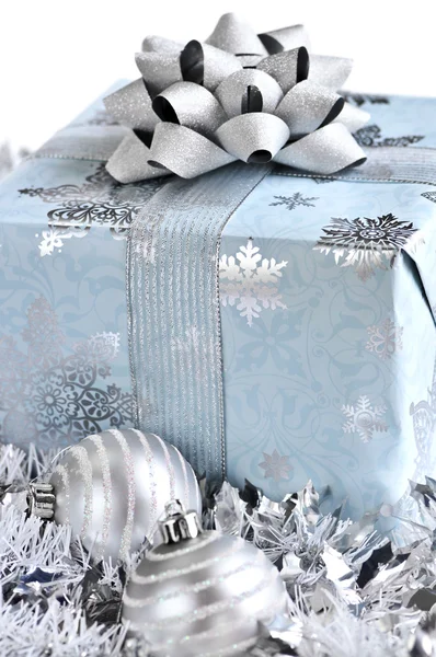 包裹在白色背景上的圣诞饰品礼品盒 — 图库照片