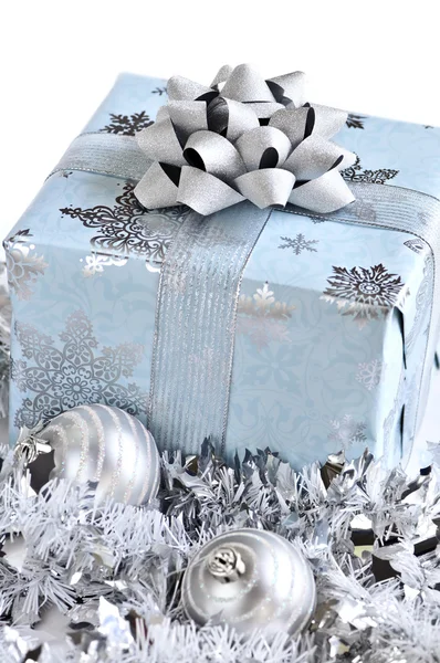 Gewikkeld Geschenkdoos Met Kerst Ornamenten Witte Achtergrond — Stockfoto