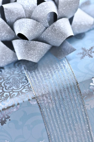 クリスマスのギフト ボックスに包まれた銀のリボンと青い紙をクローズ アップ — ストック写真