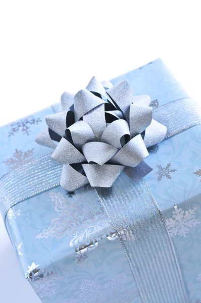 Τυλιγμένο Κουτί Δώρου Χριστουγέννων Από Κοντά Άσπρο Φόντο — Φωτογραφία Αρχείου
