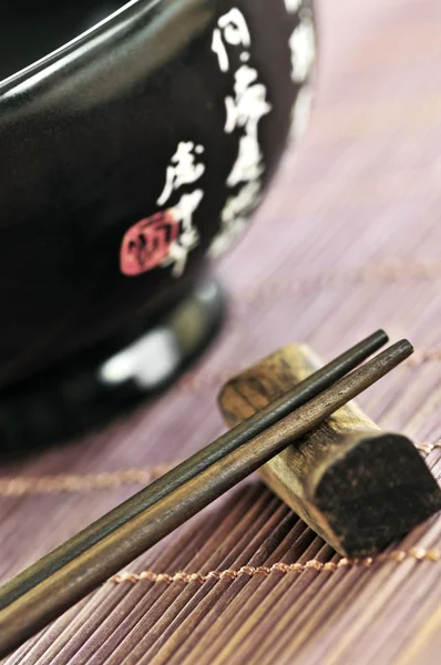 アジア丼と木の箸を残りの部分をクローズ アップ — ストック写真