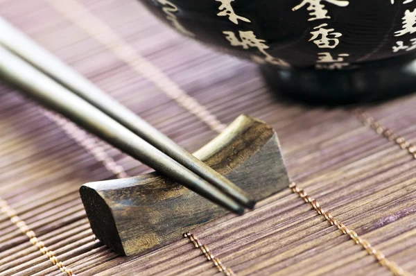 Ασιατικές Ρύζι Μπολ Και Ξύλινων Chopsticks Για Ένα Υπόλοιπο Από — Φωτογραφία Αρχείου