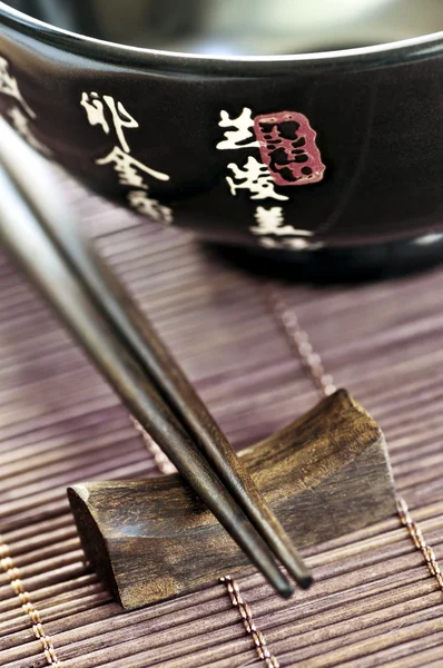 Asiatische Reisschale Und Hölzerne Essstäbchen Auf Einem Rest Close — Stockfoto