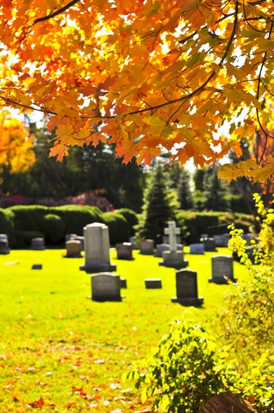 Кладбище с надгробиями — стоковое фото
