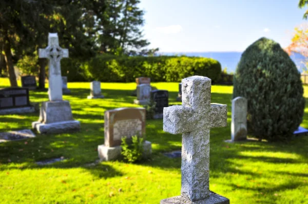Cementerio con lápidas —  Fotos de Stock