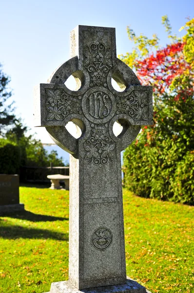 Яркая Лужайка Кладбище Древними Кельтскими Крестами — стоковое фото