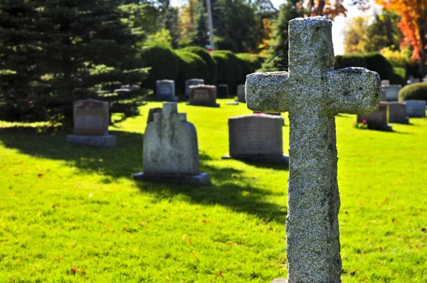 古代の墓石と明るい墓地芝生を横切る — ストック写真