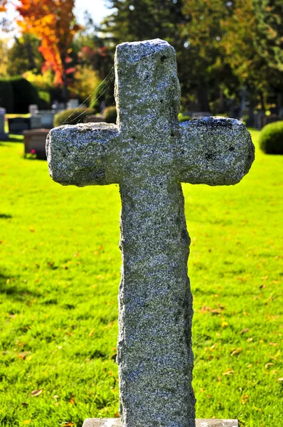 Кладбище с надгробиями — стоковое фото