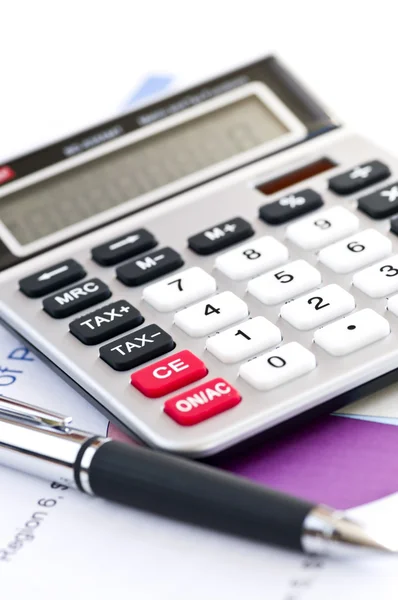 Zahlen Für Die Einkommensteuererklärung Mit Stift Und Taschenrechner Berechnen — Stockfoto