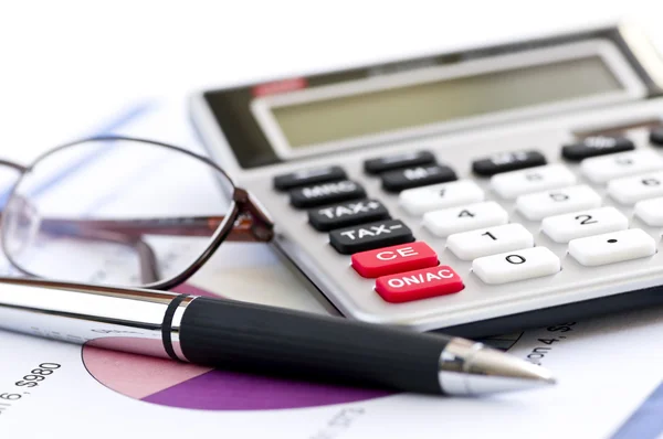 Calcolatrice fiscale penna e occhiali — Foto Stock