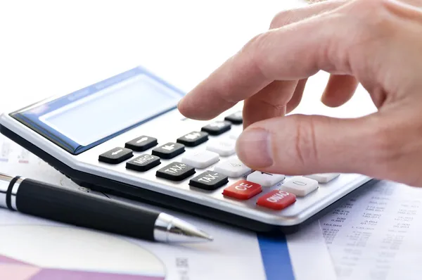 Wpisywanie Numerów Dla Podatku Dochodowego Pióra Kalkulator — Zdjęcie stockowe