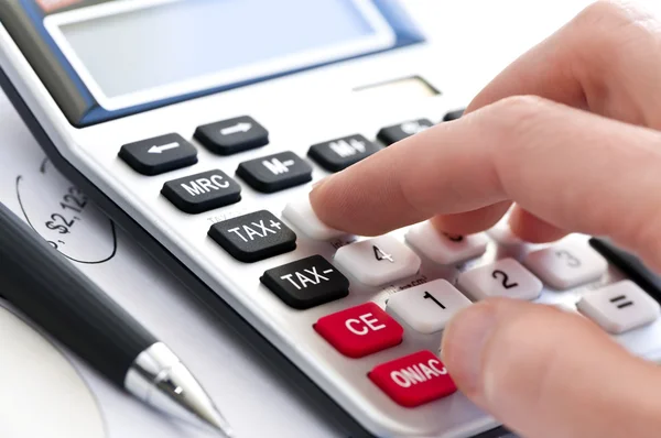 Zahlen Für Die Einkommensteuererklärung Mit Stift Und Taschenrechner Eintippen — Stockfoto