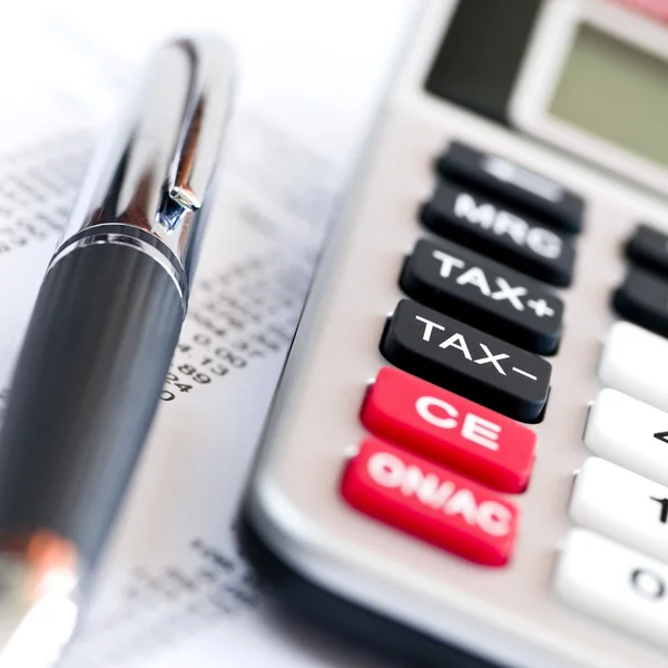 Calculadora de impuestos y pluma — Foto de Stock