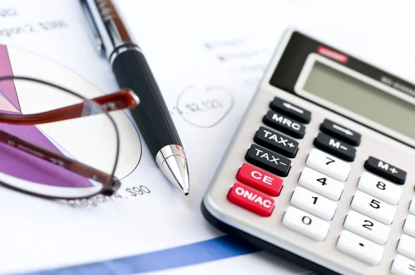 Расчет Чисел Возврата Подоходного Налога Помощью Ручки Калькулятора — стоковое фото