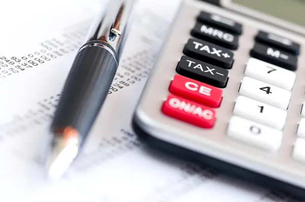 Berekening Van Nummers Voor Aangifte Inkomstenbelasting Met Pen Rekenmachine — Stockfoto