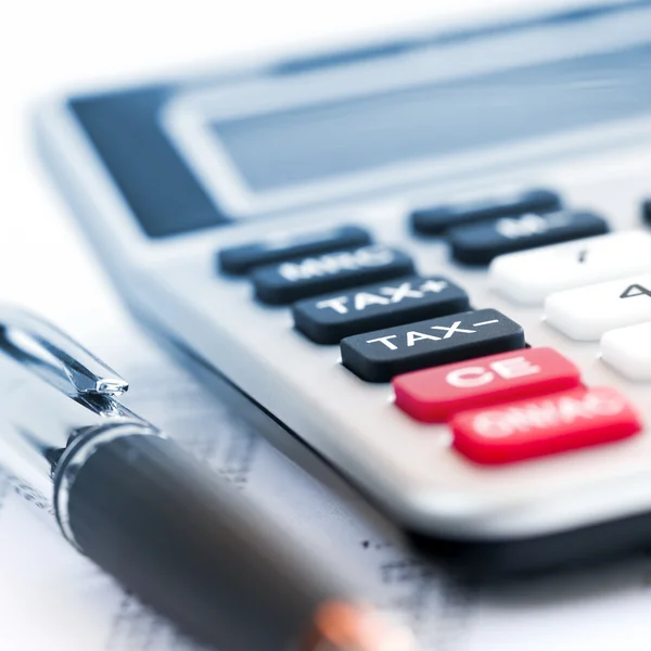 Калькулятор налогов и ручка — стоковое фото