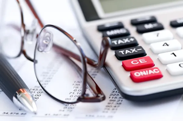 Calculadora de impuestos pluma y gafas — Foto de Stock