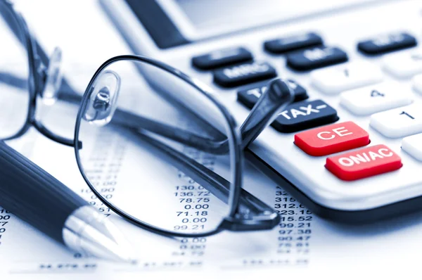 Obliczanie Liczb Dla Deklaracji Podatku Dochodowego Okularami Kalkulatorem — Zdjęcie stockowe