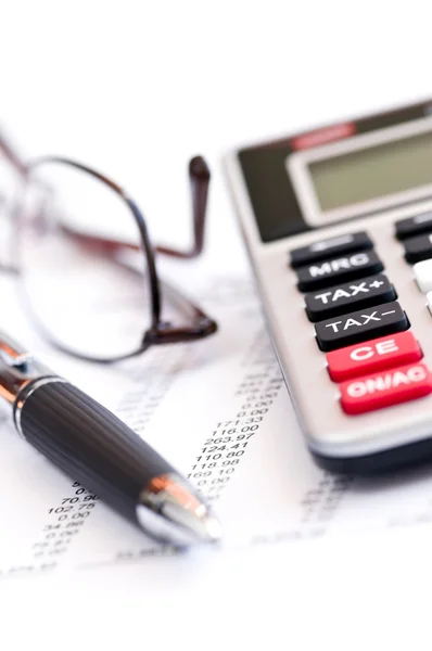 Berekening Van Nummers Voor Inkomstenbelasting Aangifte Met Bril Pen Rekenmachine — Stockfoto