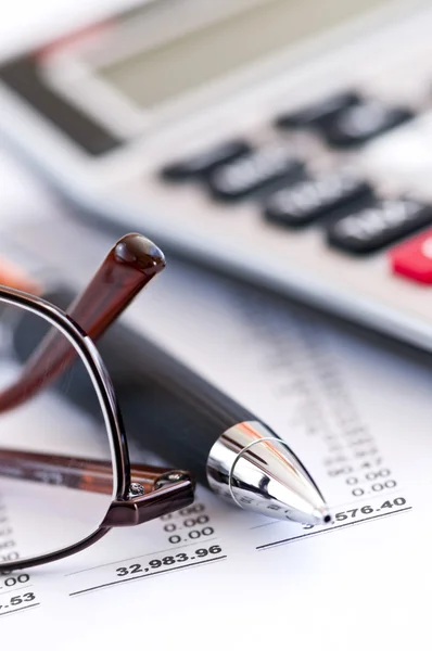 Zahlen Für Die Einkommensteuererklärung Mit Brillenstift Und Taschenrechner Berechnen — Stockfoto