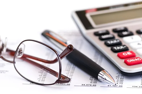 Calculadora de impuestos pluma y gafas — Foto de Stock