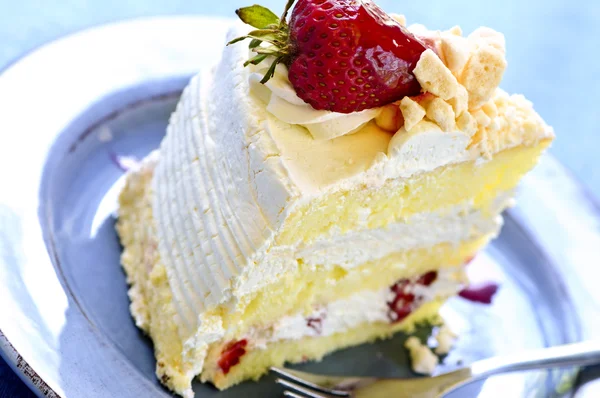 Slice of strawberry meringue cake — Stock Photo, Image