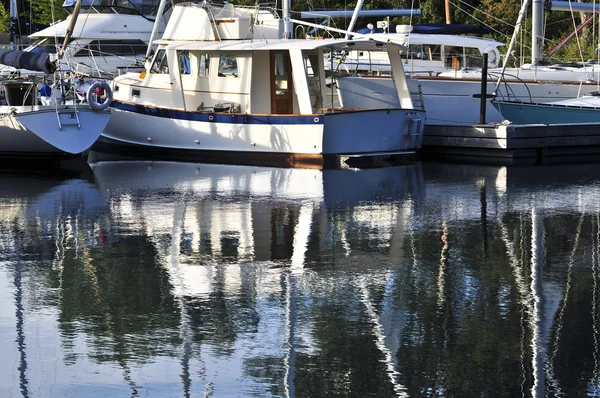 反映在平静水中 码头的停泊的帆船 — 图库照片