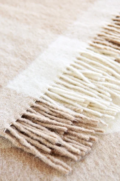 条纹软和温暖的折叠式羊驼羊毛毯子 — 图库照片