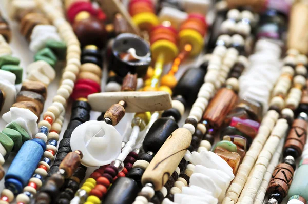 Colliers de perles en bois et coquillages — Photo