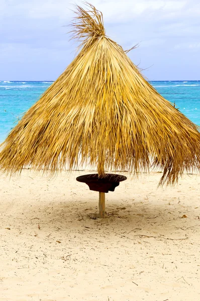 Ombrellone Erba Sulla Spiaggia Sabbiosa Dei Caraibi — Foto Stock