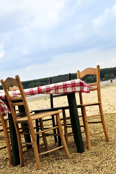 Τραπέζι Φαγητού Και Καρέκλες Βρίσκεται Έξω Από Μια Παραλία — Φωτογραφία Αρχείου