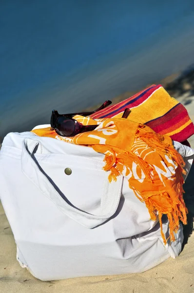 Καλοκαίρι Παραλία Τσάντα Στην Άμμο Πετσέτες Και Γυαλιά Ηλίου — Φωτογραφία Αρχείου
