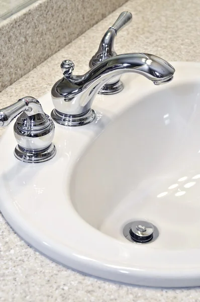 Banyo Içi Beyaz Lavabo Muslukla Dolu — Stok fotoğraf