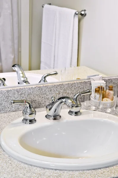 Badezimmereinrichtung Mit Weißem Waschbecken Wasserhahn Und Spiegel — Stockfoto