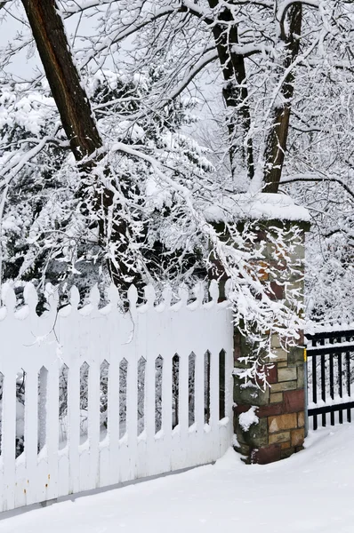 在冬季公园新鲜的雪覆盖着栅栏 — 图库照片