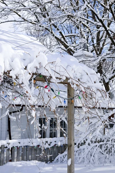 Cortile anteriore di una casa in inverno — Foto Stock