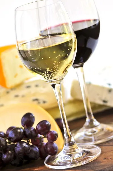 Vinhos Com Vinho Tinto Branco Queijos Variados — Fotografia de Stock