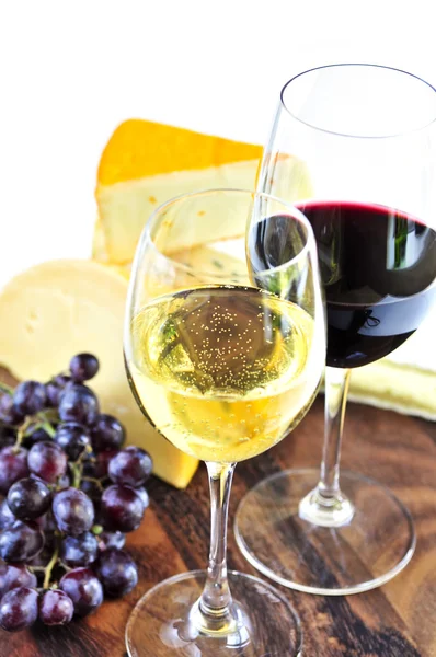 Bicchieri Con Vino Rosso Bianco Formaggi Assortiti — Foto Stock