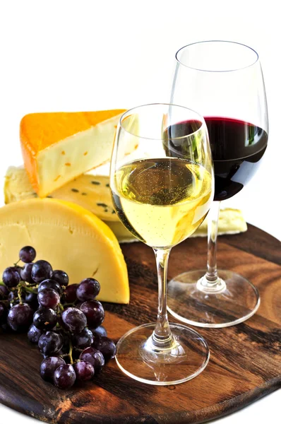 Weingläser Mit Rot Und Weißwein Und Verschiedenen Käsesorten — Stockfoto
