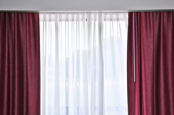 Окно со шторами — стоковое фото