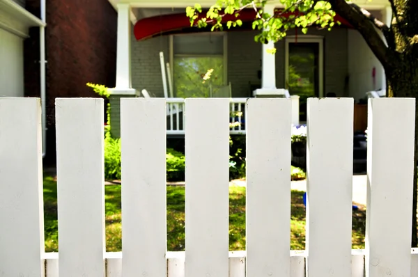 Передний двор с белой оградой — стоковое фото