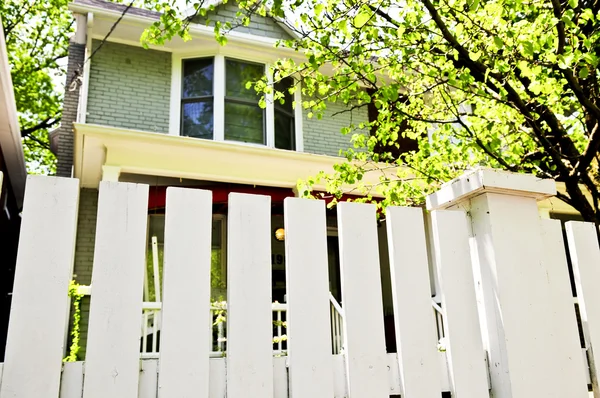 Quintal da frente com cerca branca — Fotografia de Stock