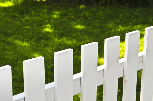 White Fence Front Yard Residential House — Stock Photo, Image