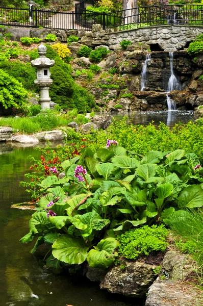 Kaskadowe Wodospad Staw Ogrodzie Japońskim — Zdjęcie stockowe