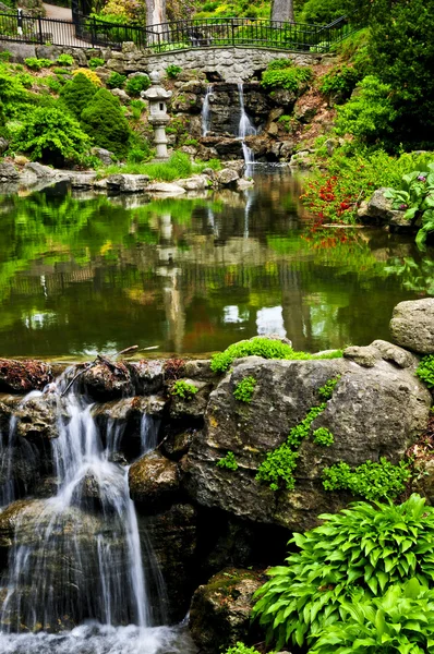 Каскадный Водопад Пруд Японском Саду — стоковое фото