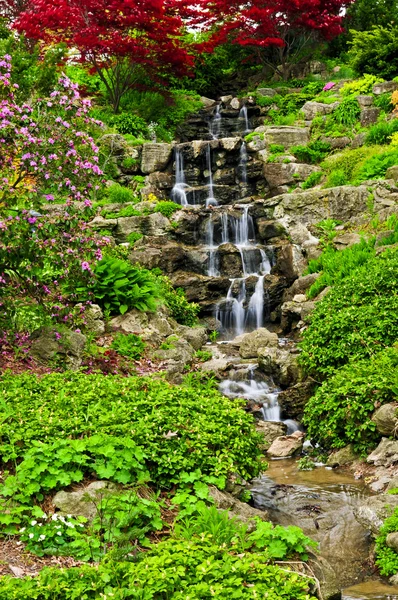 Wodospadem Ogród Japoński Wiosenny — Zdjęcie stockowe