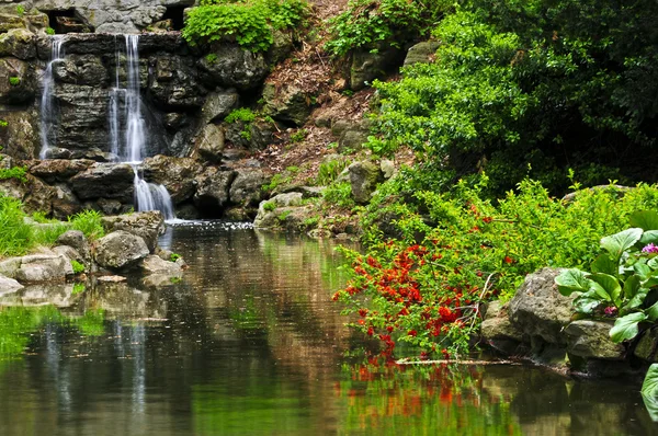 Cascade et étang en cascade — Photo