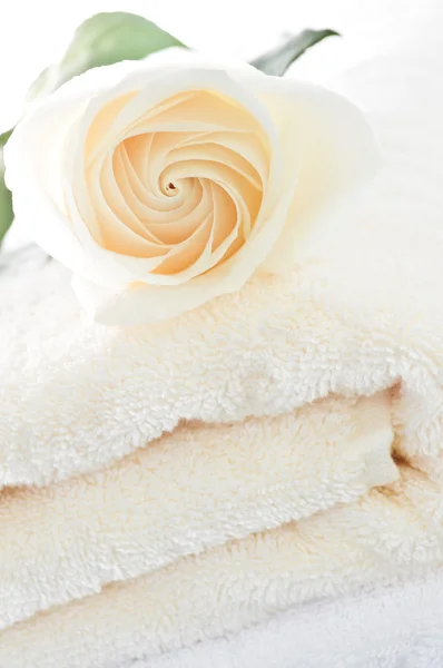 Stos ręczników i róża — Zdjęcie stockowe